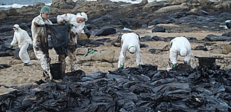El hundimiento del petrolero en 2002 provocó un vertido de más de 60.000 toneladas de fuel en la costa gallega / Europa Press