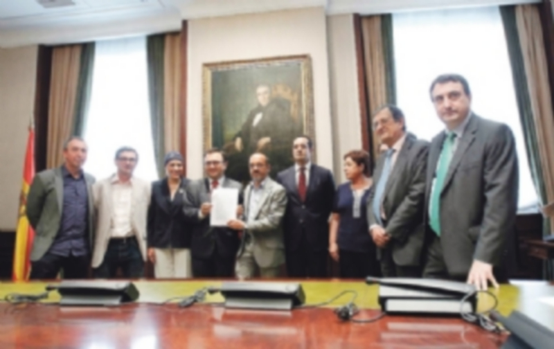 La oposición recurre en bloque la prisión permanente revisable 1 Parlamentarios muestran el documento tras la firma del recurso contra la pena de prisión permanente revisable. / EFE