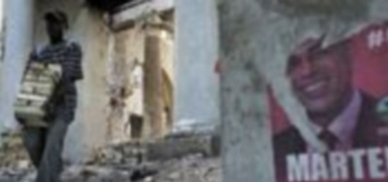 Un ciudadano de Puerto Príncipe recoge algunos adoquines de las ruinas de un edificio con idea de poder levantar un hogar. / Reuters