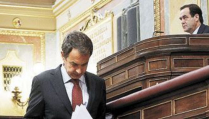 La mayoría de los analistas apuestan por la retirada de Zapatero. / Efe