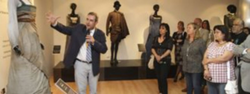 Los asistentes recorrieron la exposición  observando en detalle los trajes./Gabriel Gómez