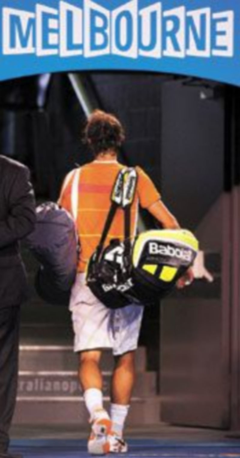 Nadal abandona la pista Rod Laver Arena en Melbourne Park. / Efe