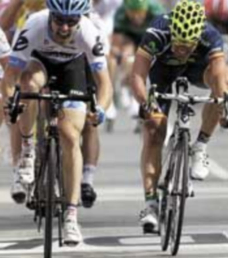 Rojas (d.) le disputa el esprint al norteamericano Farrar. / REUTERS