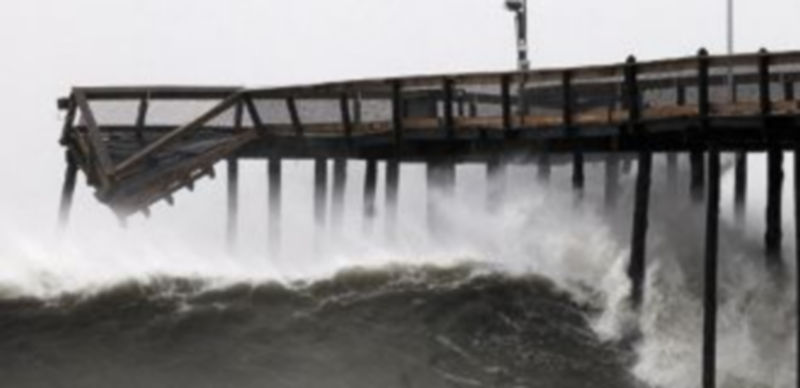 Las olas chocan con intensidad contra un muelle situado en Maryland