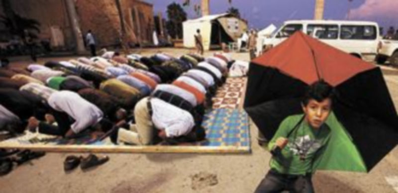 La evacuación de la población es una de las mayores preocupaciones de los insurgentes antes de seguir el combate. / Reuters.