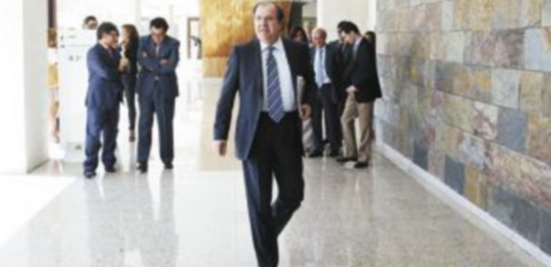 El presidente Juan Vicente Herrera en los pasillos de las Cortes antes de clausurar una jornada en la que espoleó a su grupo parlamentario para agilizar los cambios para una mayor participación ciudad