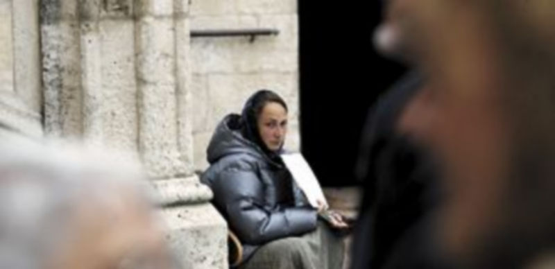 Una persona mendiga en las calles de una ciudad