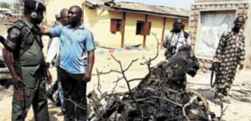 Un miembro de las Fuerzas de Seguridad inspecciona la zona del atentado de la iglesia de Santa Teresa de Madala. / Reuters.