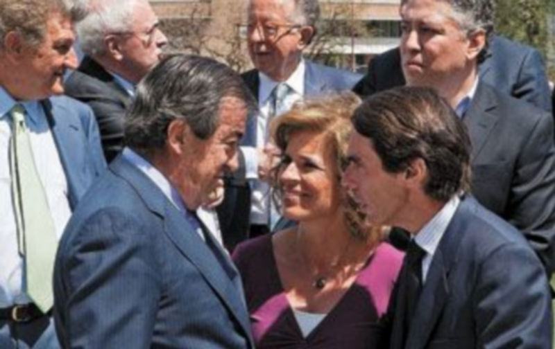 Francisco Álvarez Cascos conversa en Sevilla con José María Aznar y la esposa de éste