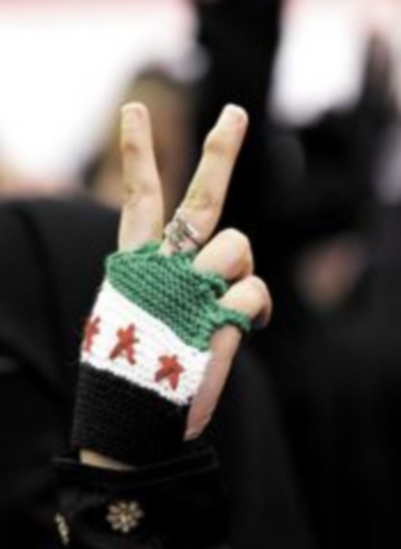 Una mujer protesta contra el régimen de Bachar al Asad. / Reuters.