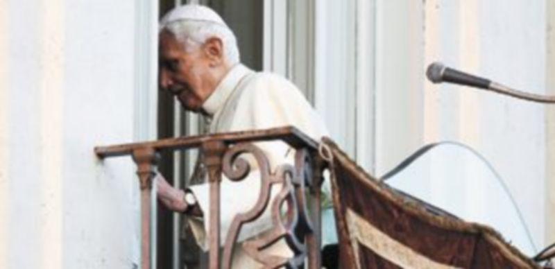 El Santo Padre se retira del balcón de la residencia de verano