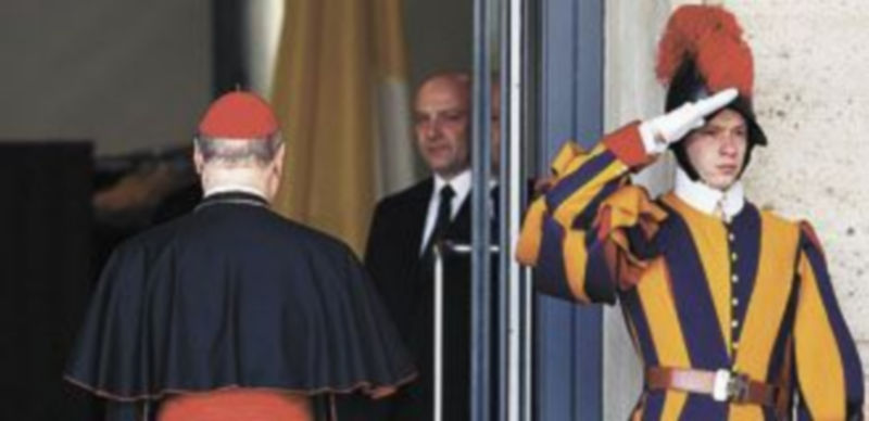 Uno de los cardenales entra a una de las sesiones de las Congregaciones. / Reuters