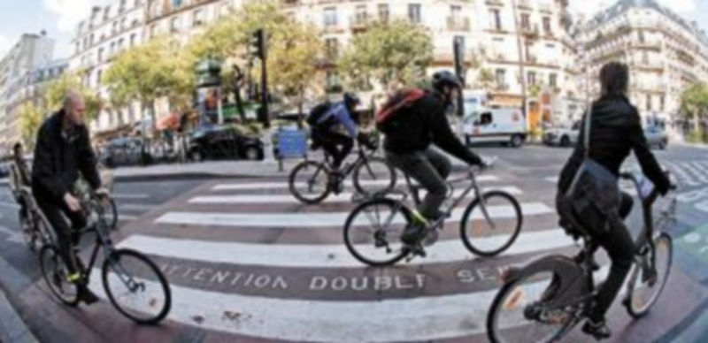 Cada vez son más los ciclistas que utilizan el casco en el entorno urbano. / Reuters