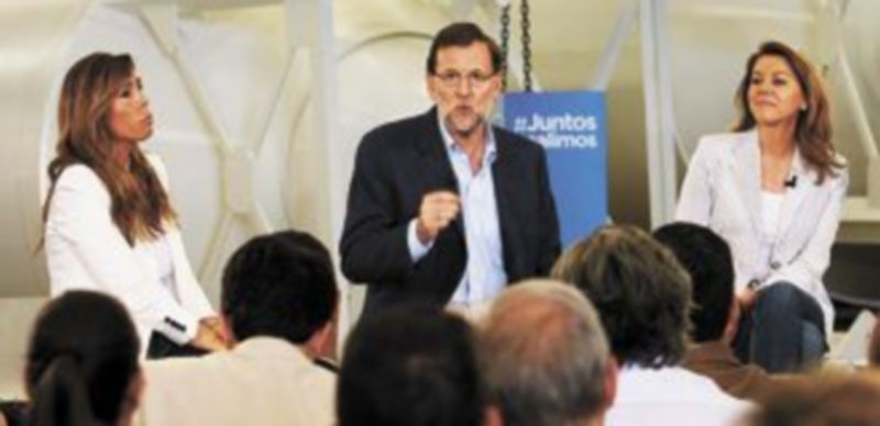 El presidente Mariano Rajoy flanqueado por Alicia Sánchez Camacho (i.) y María Dolores de Cospedal. / EFE