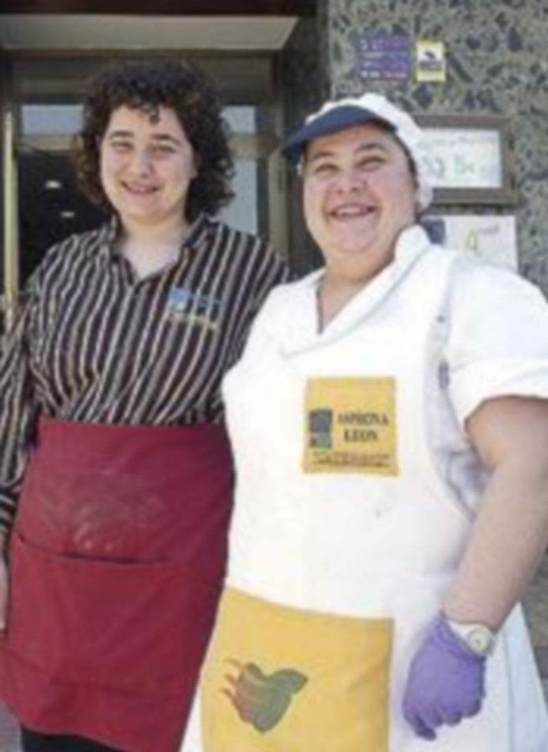 Los contratos a personas discapacitadas aumentan un 22% en Castilla y León 1 Trabajadoras discapacitadas en León.