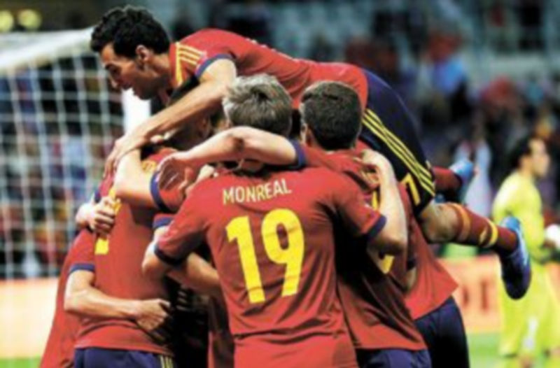 Los jugadores del combinado nacional festejan el gol del futbolista del Manchester City. / Efe