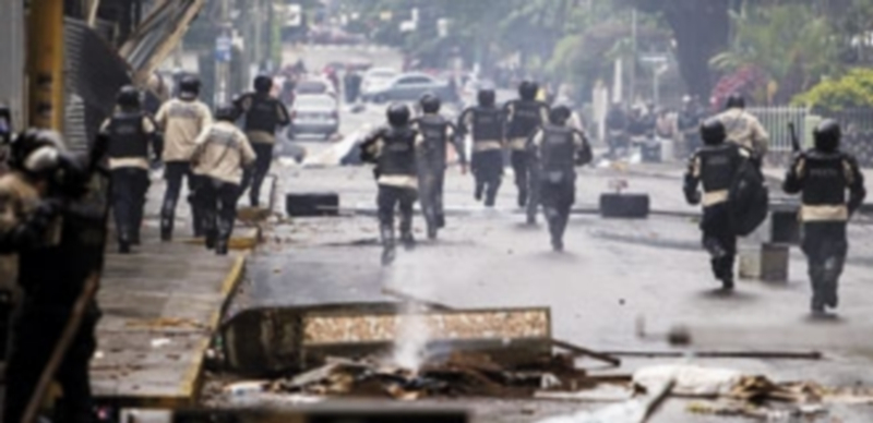 Miembros de la Policía Nacional trata de dispersar a un grupo de manifestantes opositores en la capital. /Efe
