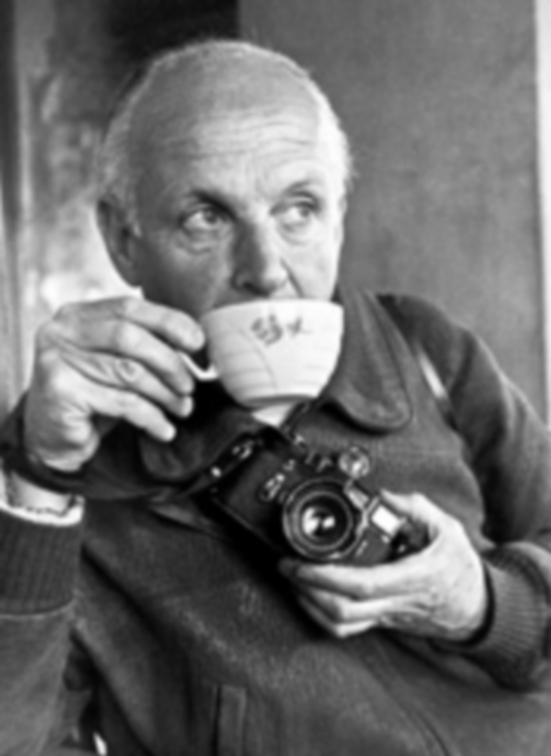 El fotógrafo francés Henri Cartier-Bresson sujeta su cámara de fotos Leica. / Agencias