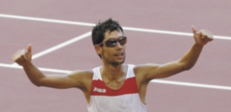 El segoviano Javier Guerra celebrando su resultado obtenido en la maratón del Mundial de Pekín 2016./E.A