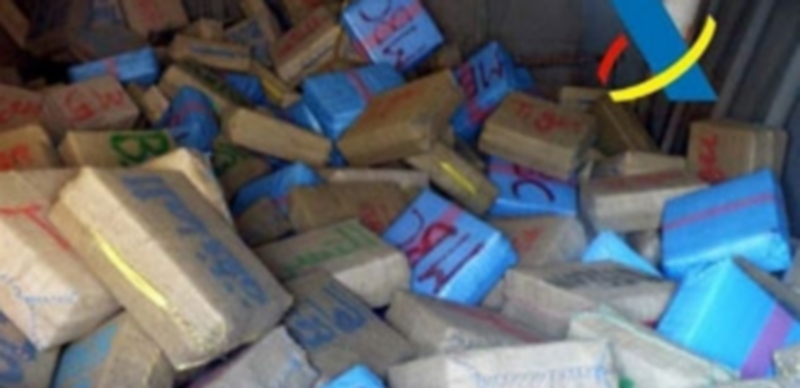 Desarticulada una banda dedicada al comercio con hachís y cocaína 1 Parte del material incautado por la Policía Nacional durante una operación especial contra el narcotráfico en España. / E.P.