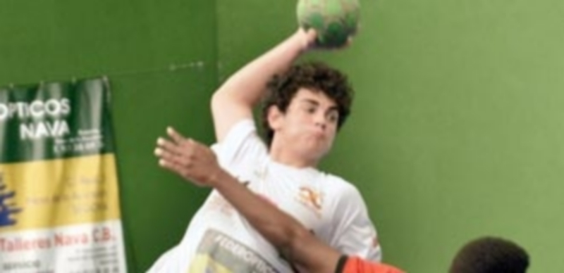 Javier Gómez se eleva sobre un contrario durante un partido del intersector que ganó el Balonmano Nava./ A. MARUGÁN