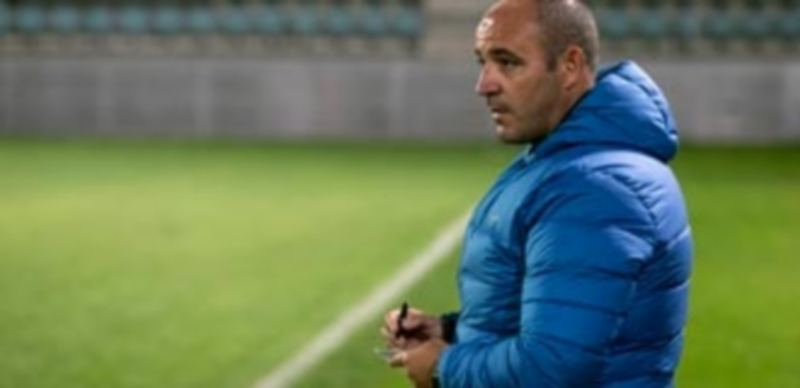 "Llevamos un notable alto" 1 Abraham García toma notas durante el partido que la Segoviana jugó en el campo del Cristo Atlético. / ÓSCAR NAVARRO