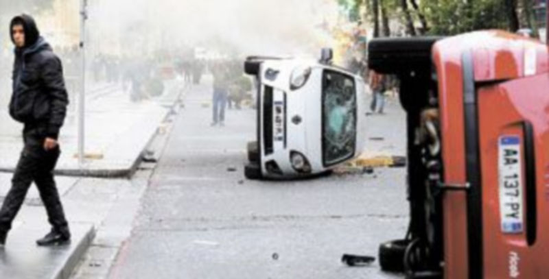 Los manifestantes realizan destrozos en varios vehículos en el centro de Lyon durante una nueva jornada de huelga general en Francia. / EFE