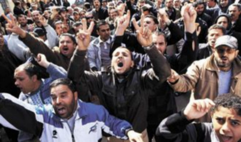 Miles de libios han tomado las calles del país gritando lemas contra la permanencia en el poder del coronel Gadafi. / Reuters