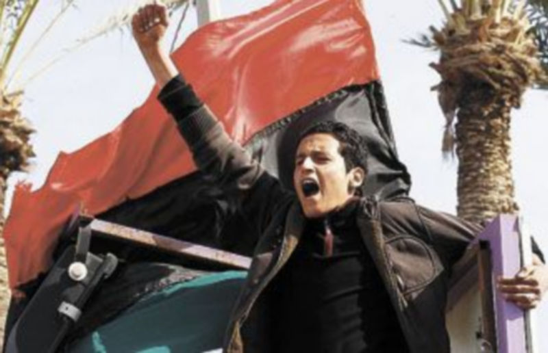 Un opositor grita consignas contra Gadafi en Trípoli. /Reuters