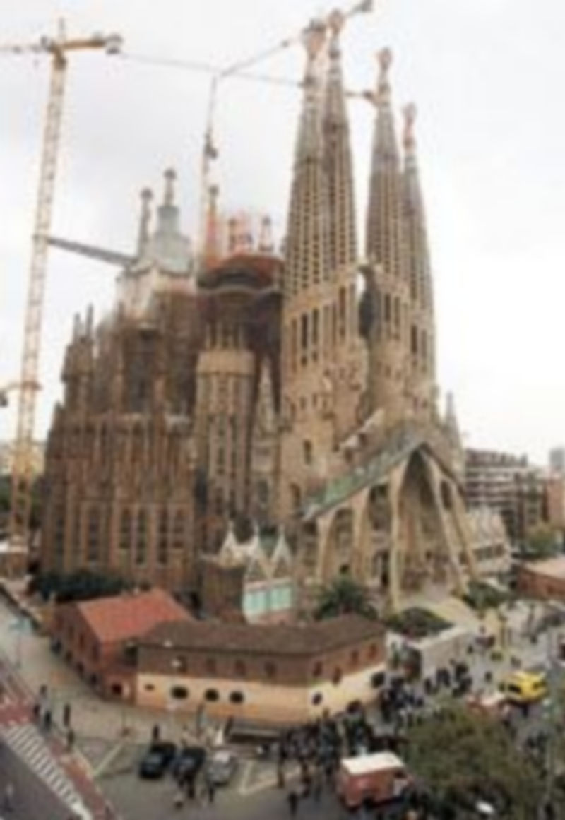 El templo más emblemático de la capital catalana sufrió ayer un incendio. / Efe