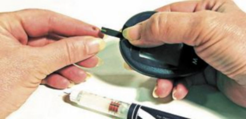 Algunos diabéticos deben pincharse insulina.