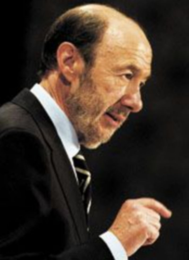 Alfredo Pérez Rubalcaba aún no ha manifestado su decisión sobre su continuidad al frente del PSOE y se espera que lo haga el sábado tras el Consejo Federal. / Efe