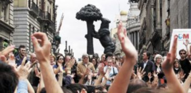 La Puerta del Sol ha sido en los últimos meses el centro de las protestas de jóvenes y no tan jóvenes por la manipulación de la crisis económica. / Reuters.