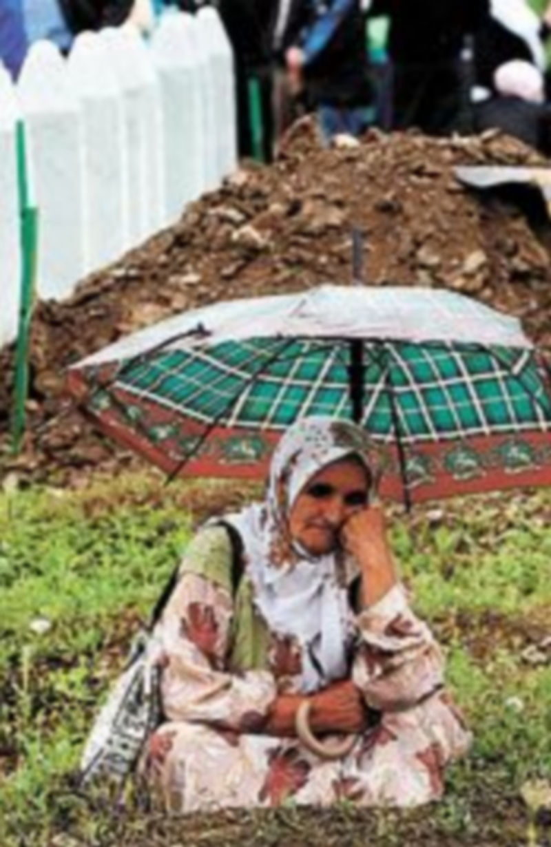 Uno de los suicidas iba a bordo de un coche bomba y el otro accionó el dispositivo en medio de una multitud. / Reuters