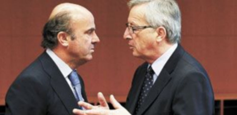 Luis De Guindos (i) cambia impresiones con el primer ministro de Eurogrupo Jean-Claude Juncker