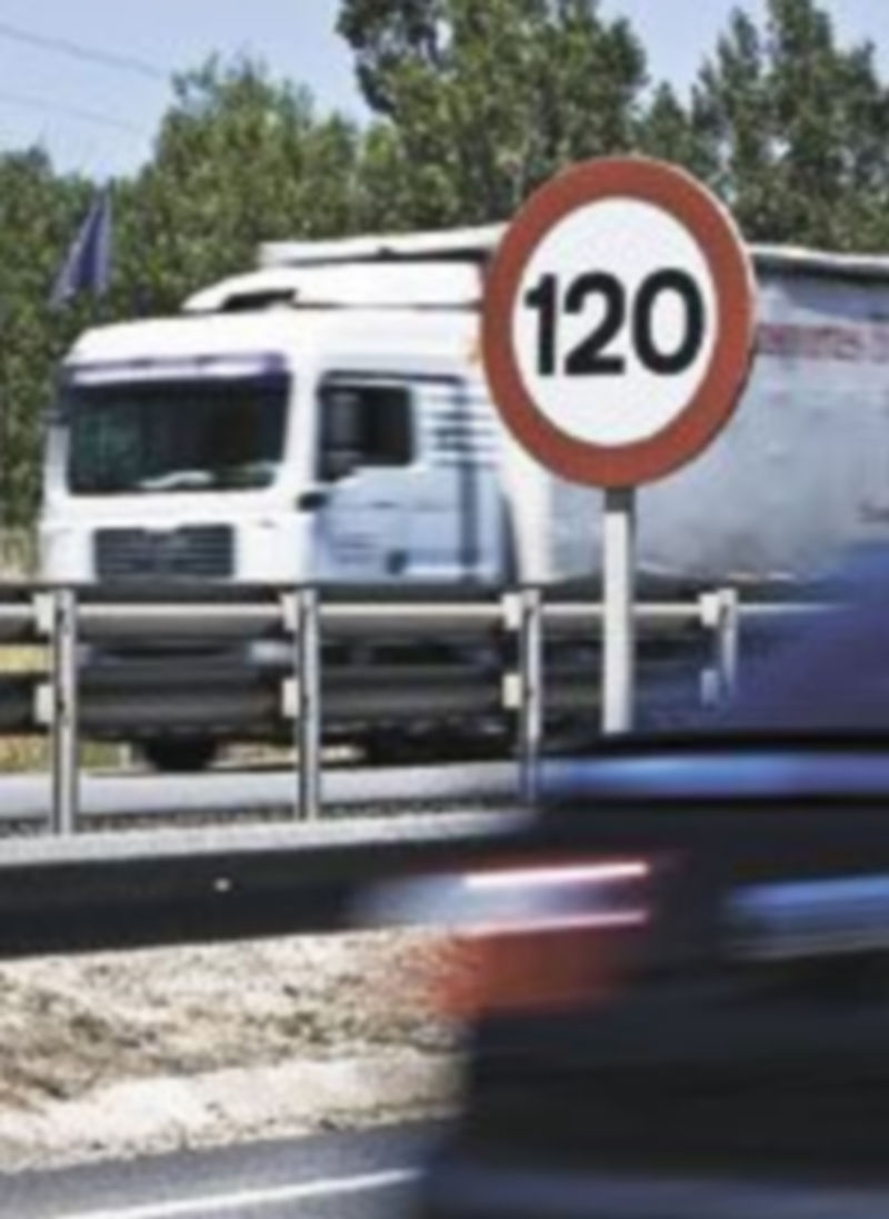 El límite máximo en autovías en España es de 120 kilómetros por hora. / L. L. A.