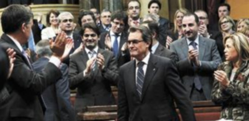 El líder nacionalista es agasajado por sus compañeros de formación tras oficializarse su vuelta al poder. / Reuters