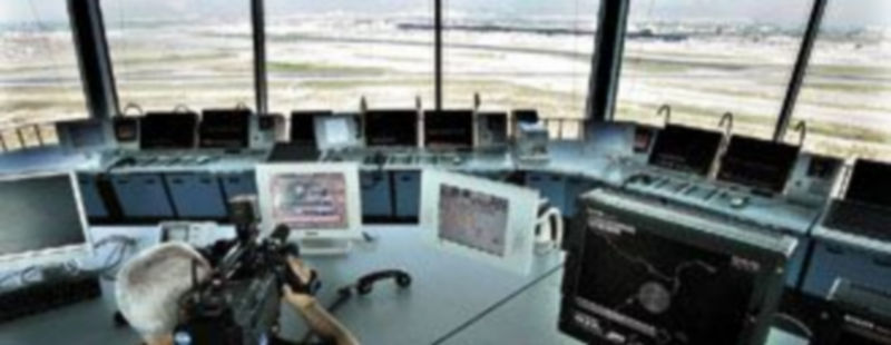 Una de las torres de control del aeropuerto de El Prat en Barcelona