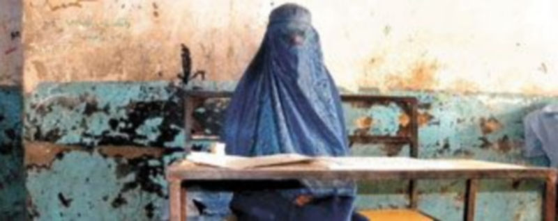 Una mujer afgana ataviada con un burka