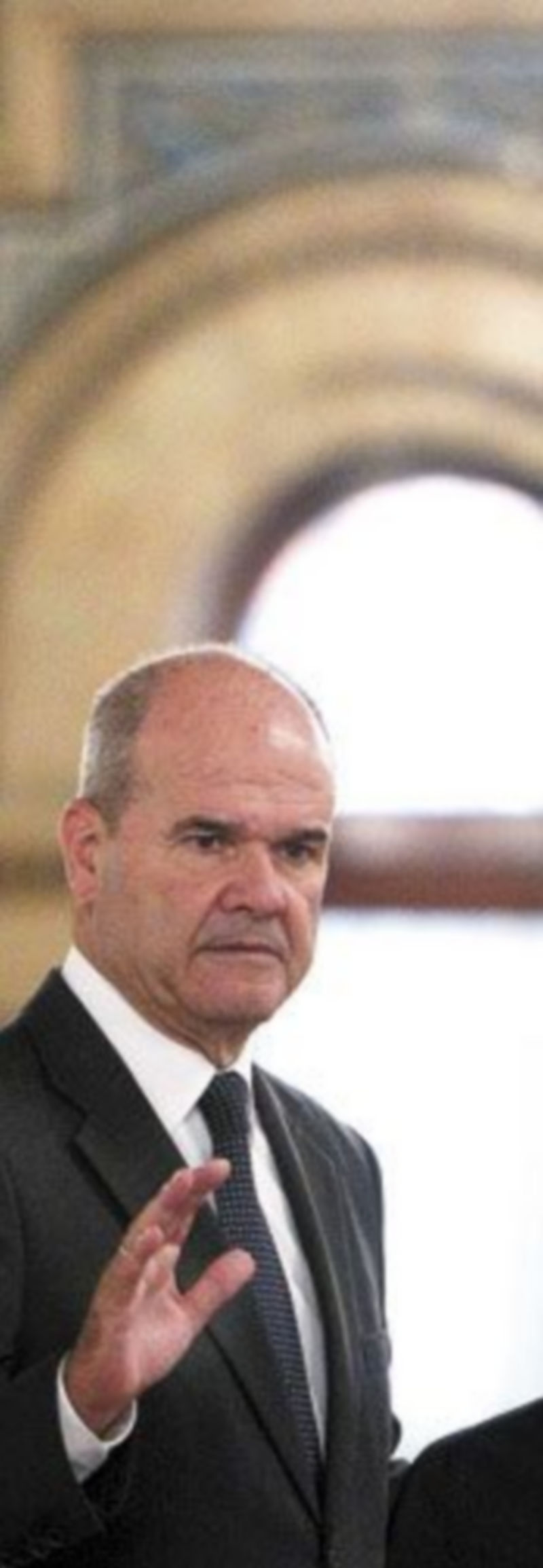 Chaves cree que está en juego la recuperación económica. / EFE