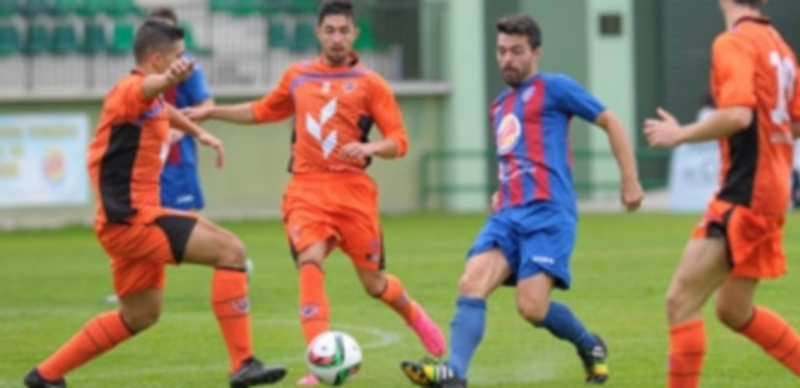 Zamora y Villaralbo amenazan el liderato de la Gimnástica Segoviana 1 Domingo consigue pasar el balón ante dos contrarios. / Kamarero