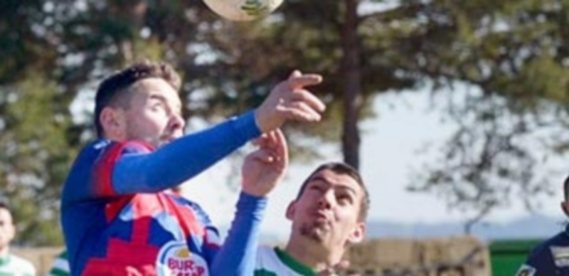 La Segoviana eleva su racha a 21 partidos sin conocer la derrota 1 Anel se impone en un balón aéreo en el partido ante La Virgen. / MAURICIO PEÑAS