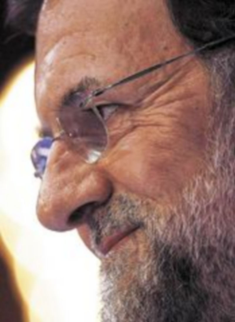 Rajoy sostiene que no presta atención a los rumores sobre su futuro Ejecutivo.