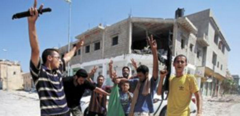 Un grupo de opositores muestra su alegría tras hacerse con Zauiya