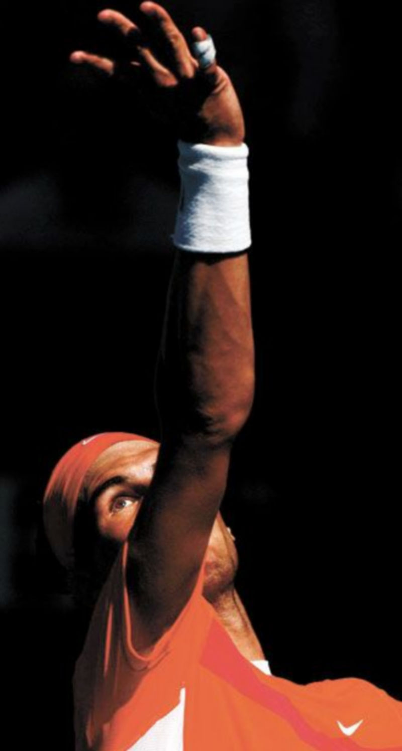 Nadal se dispone a sacar durante su partido ante Lacko. /EFE