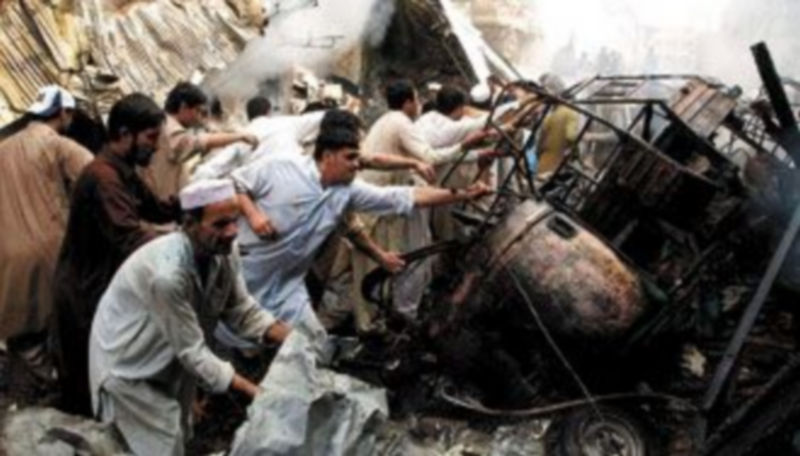 Varios hombres remueven los escombros de un edificio para intentar encontrar supervivientes del atentado de Peshawar. /EFE