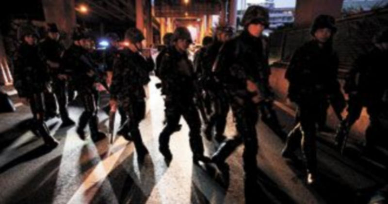 Soldados tailandeses toman posiciones en el distrito financiero de Bangkok