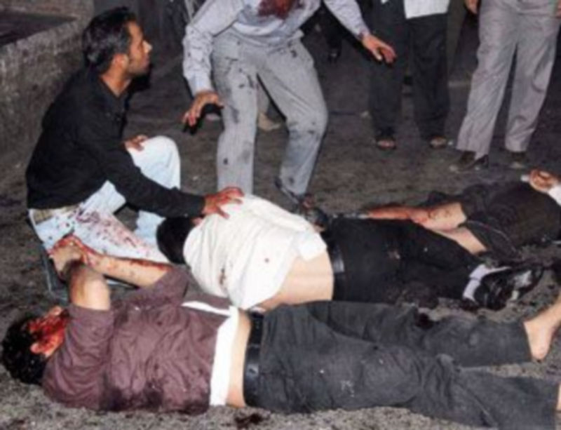 Un grupo de ciudadanos intenta socorrer a varios heridos tras la explosión del segundo coche bomba en la ciudad iraní de Zahedan. /EFE