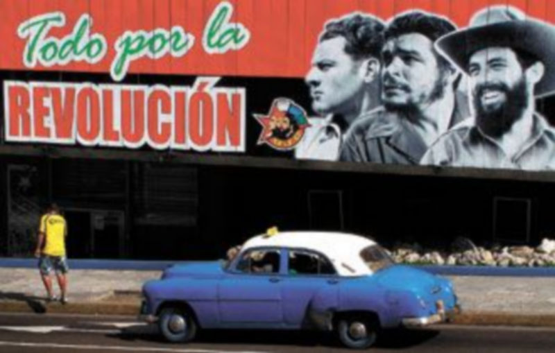 Un vehículo circula frente a un cartel alusivo al congreso de jóvenes comunistas que se celebró en La Habana el pasado fin de semana. /EFE