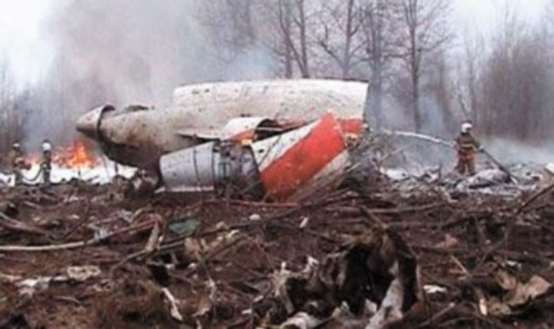 Varios bomberos aparecen junto a los restos del Tupolev en esta imagen de televisión captada poco después del accidente.
